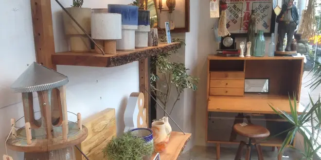 目黒通りは日本一の"家具屋通り"。お気に入りの家具を探し求める目黒の休日。