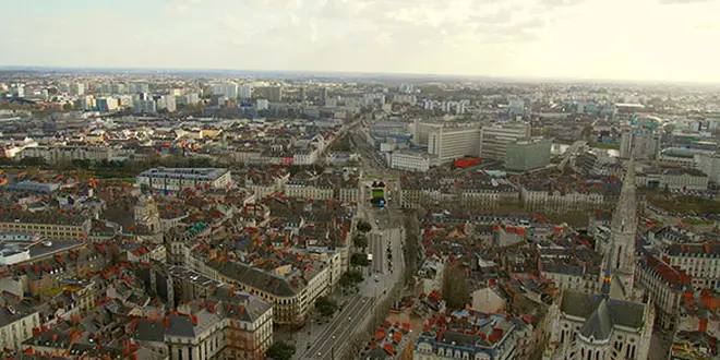現代建築のオブジェと中世風の街並みのギャップがすごいフランス・ブルターニュ(ナント地方)