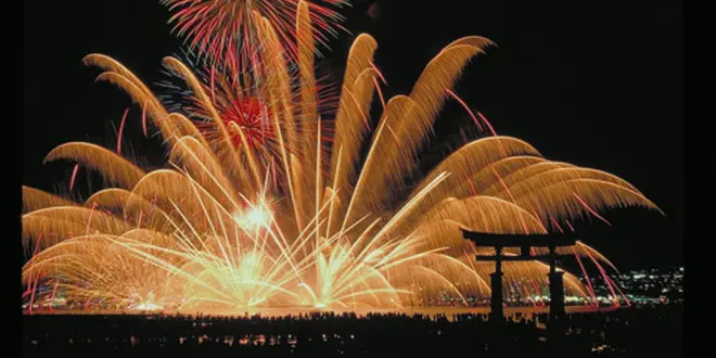 宮島の水中花火は迫力満点じゃけぇ
