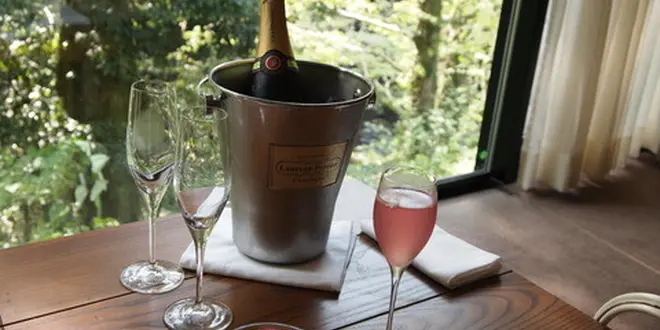 川のさざめき、極上のお湯とお料理、そしてスイートルームでの一時を。。