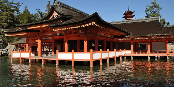 朱塗りがたまらないカッコよさ。自然と調和した海上神殿・厳島神社