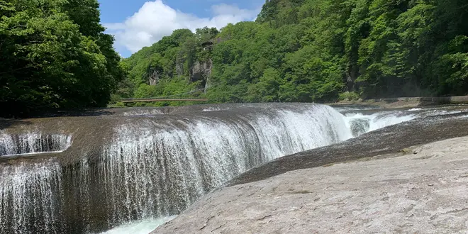 吹き割りの滝