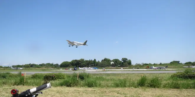 飛行場で小型飛行機を見学