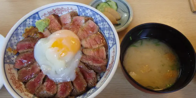 阿蘇内牧であか牛丼に舌鼓を打ちながら温泉をハシゴ