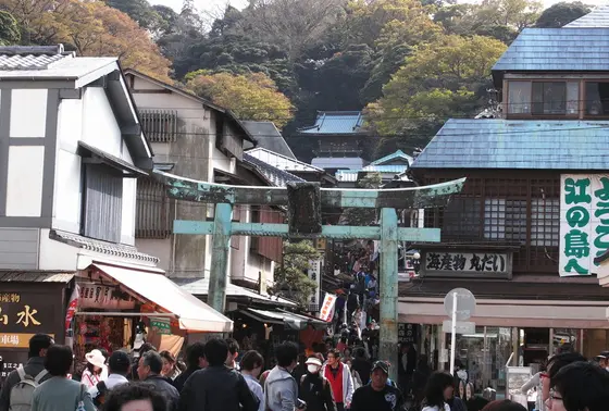 参道入口から人だかり
