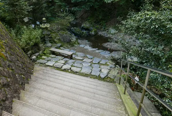 天然の手水場