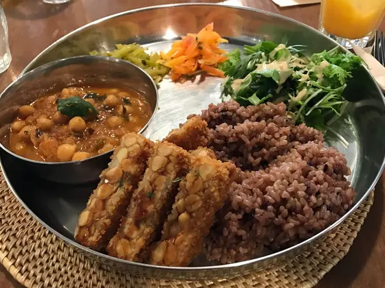 テンペカツカレー。大豆を使ったカツ。サクサクしていておいしい。