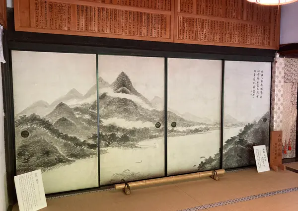 富岡鉄斎作の襖絵「米點山水図」