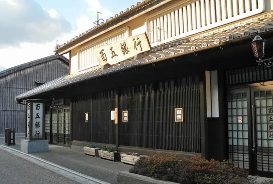 銀行もこの通りの姿に