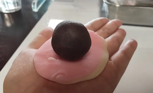 あんこ玉を包んでいきます
