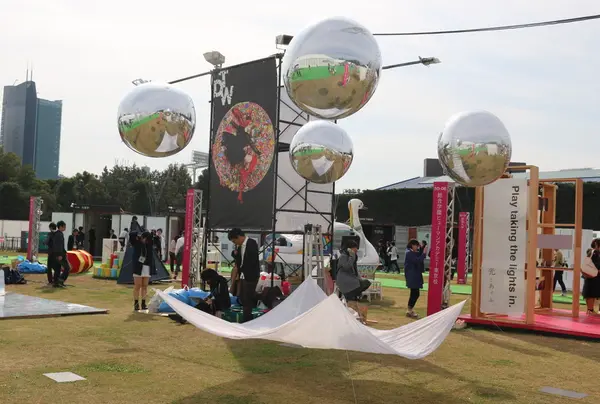 屋内外にたくさんの展示