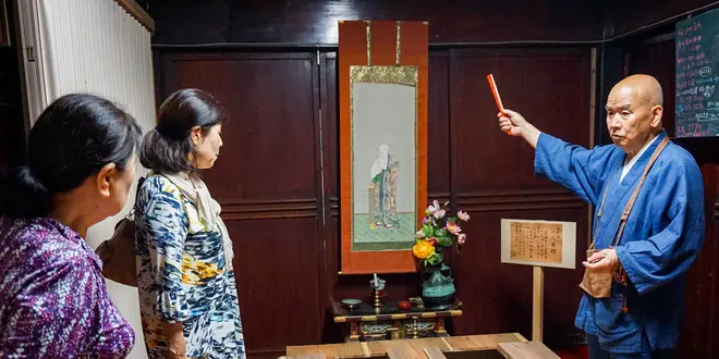 死後の世界を体験！？1200年の歴史ある古刹で命の洗濯。ご住職のありがたい説法のあと、いざ棺桶へ。