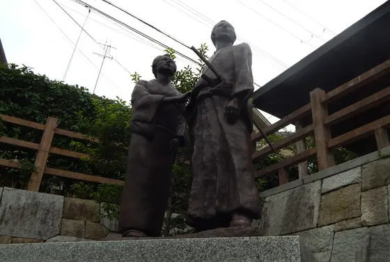 龍馬とお龍さんの像が