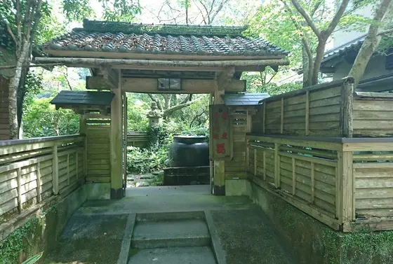 店内までの道