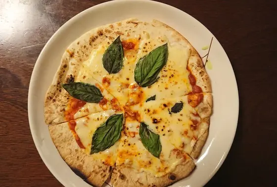 窯で焼くピザも絶品なんです㊙️