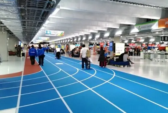 飛行場に陸上トラック!?
