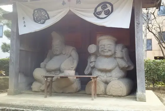 腹の出た石像　小槌というらしいが石鎚です。