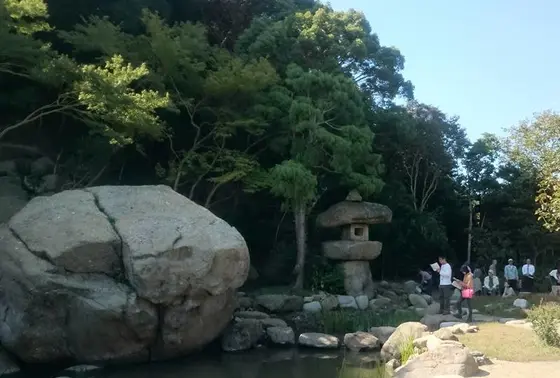 高さ4ｍを超す巨岩にビックリ！