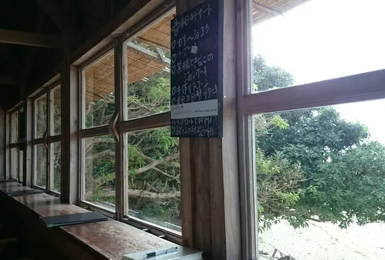 やはり海に面したカウンター席は特等席