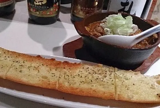 煮込みとガーリックトースト
