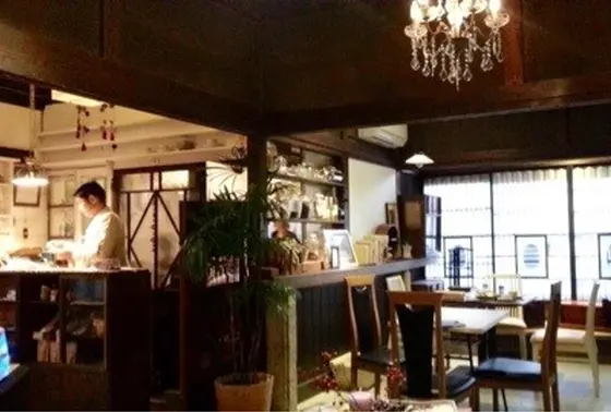 レトロモダンでゆったり出来る店内