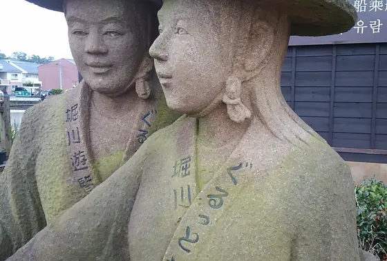 入口の堀川夫婦像