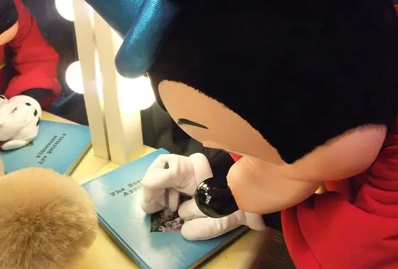 ミッキーがサイン！？