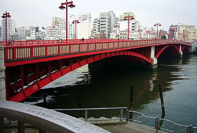 深紅の橋梁は浅草の象徴！酒に甘味に洋食と美味三昧－吾妻橋