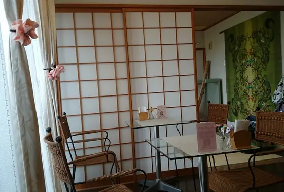 窓際は2人席が３つ
