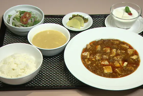 桃の木日替りランチ（サラダ･杏仁豆腐付き）