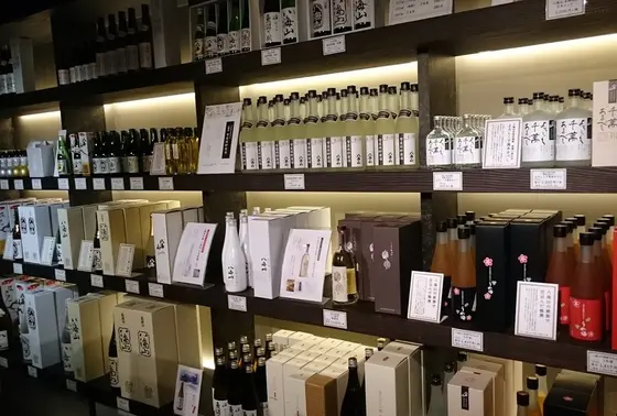 1Fでは様々なお酒を販売