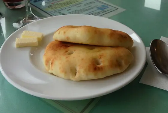 パスタについてくるパンも美味しい・・。