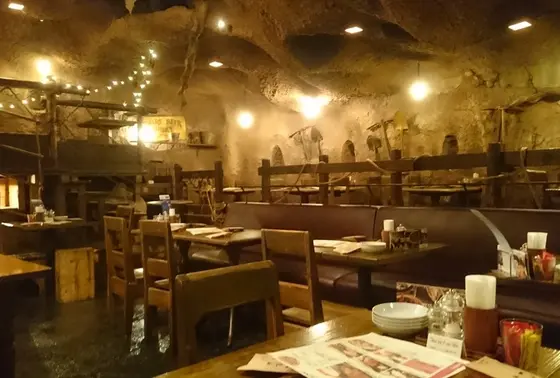 店内はまるで海外の飲み屋に来たような異国感！