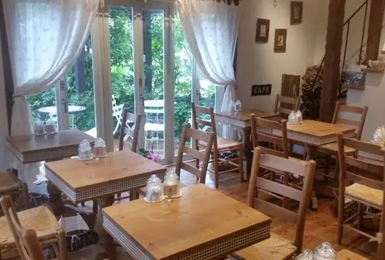 店内に併設のセンスの良いお洒落なカフェ