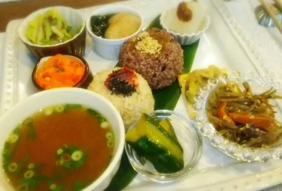 自然食のプレートランチ