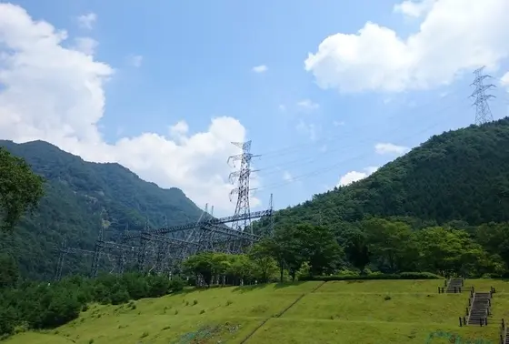 山間に急に現れる鉄塔群