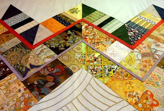 美しい金襴に目を奪われます