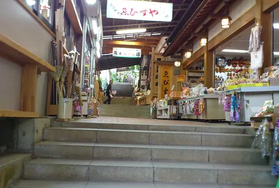 こま参道にあります。