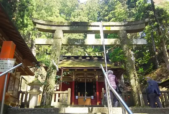急な石段を登ると