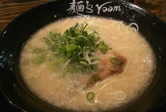 博多ラーメン。そこまでしつこくないです。