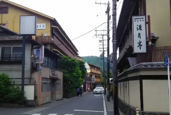 嵐山温泉のお宿が立ち並んでます