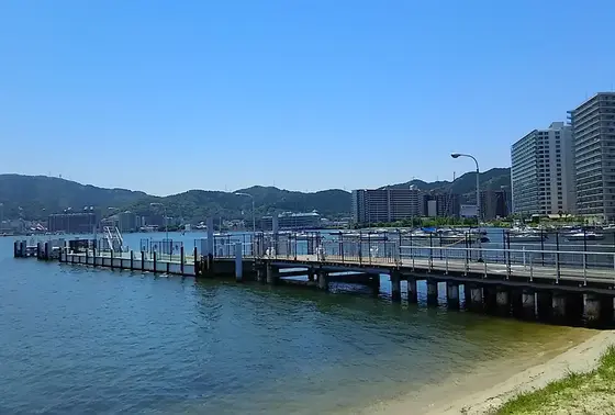裏手にはマリーナが