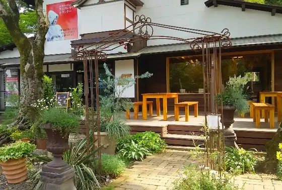 神社の境内に佇むナチュナルなお店