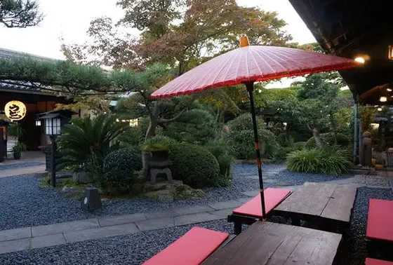 天気の良い日には庭園席も利用可能