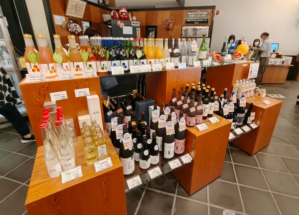 酒がズラリ並ぶ工房内