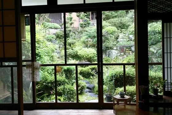 お座敷の向こうにお庭が