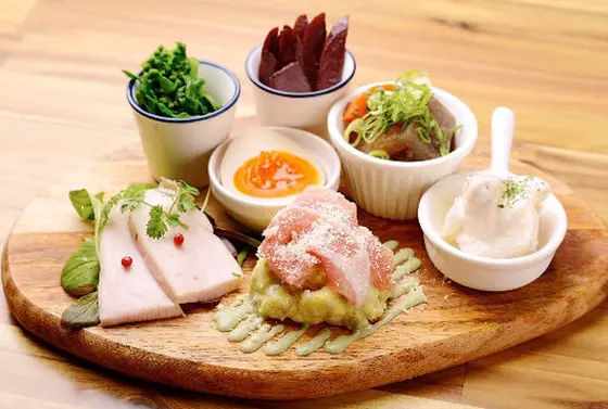 [おひとりさま限定]今日のアテ盛り合わせ(日替わり) 690円