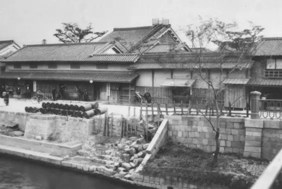 加島屋があった場所に建設。