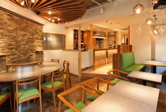 店内は木目っぽい感じです