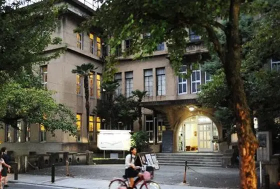 元小学校の建物の中にあります。